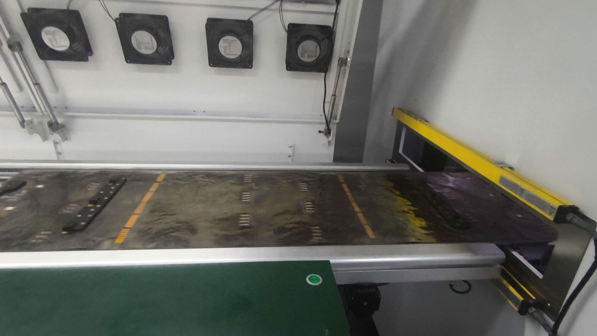 检测完成，在线X射线设备出料口自动打开，FPC软板流入下一环节